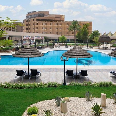 Intercontinental Riyadh By Ihg Экстерьер фото The pool at the hotel