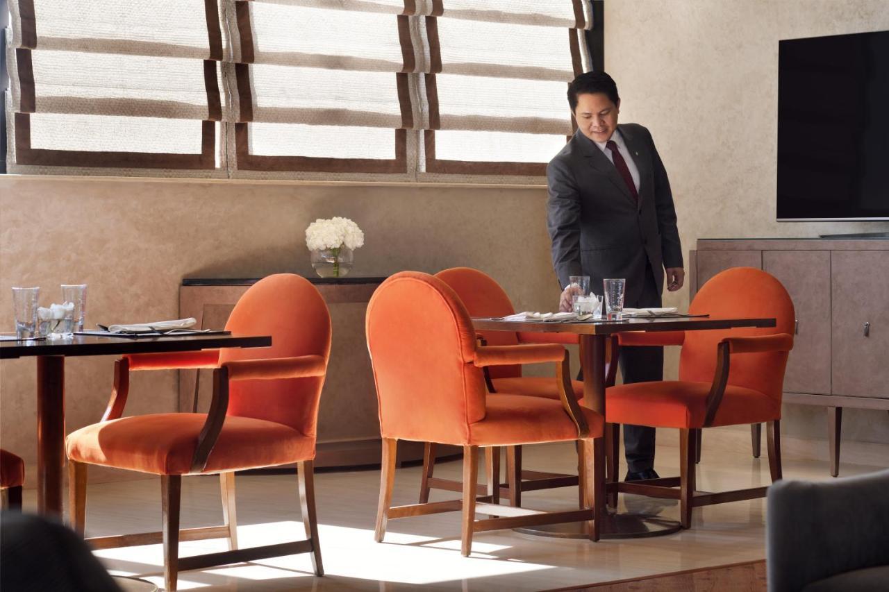 Intercontinental Riyadh By Ihg Экстерьер фото A butler at the Four Seasons Hotel in Cairo