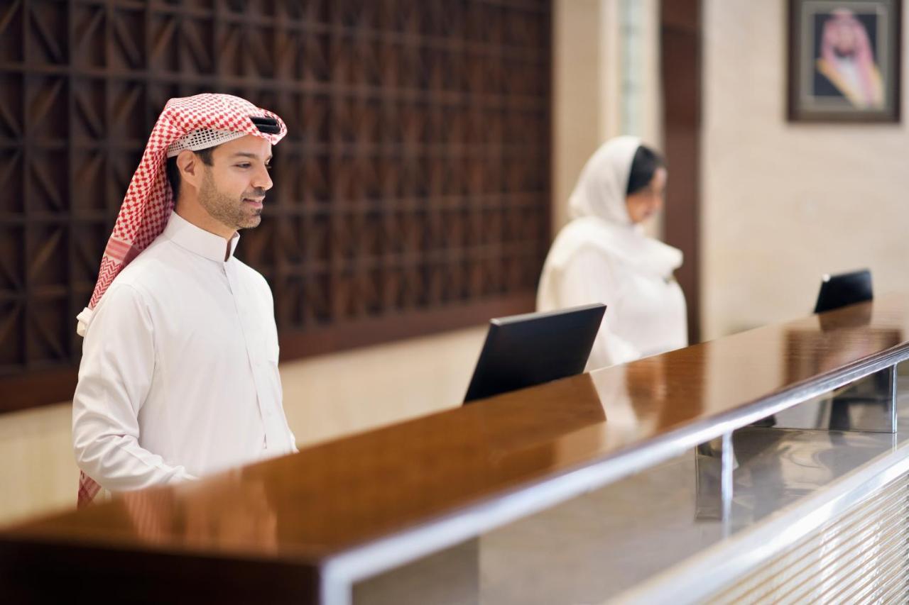 Intercontinental Riyadh By Ihg Экстерьер фото Arab men in traditional dress