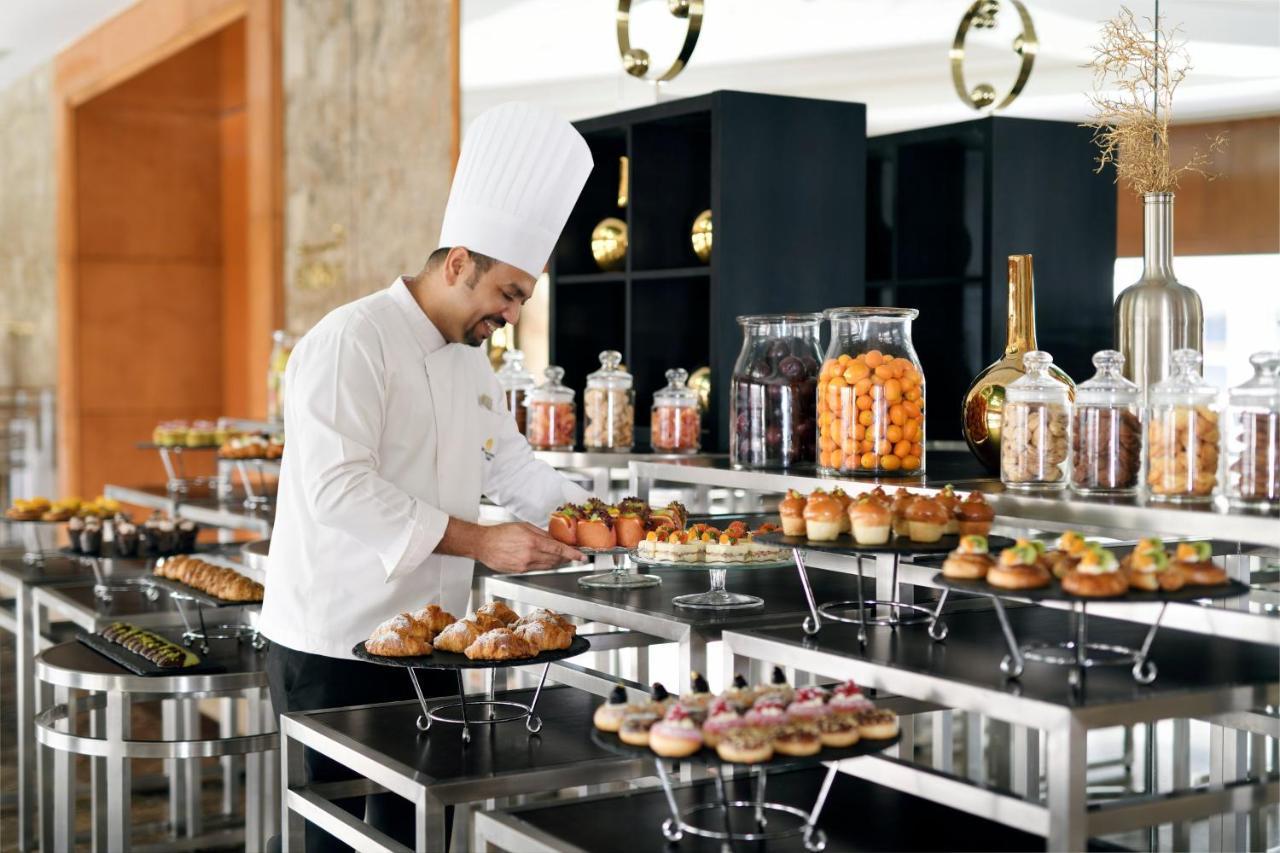 Intercontinental Riyadh By Ihg Экстерьер фото A pastry chef at work
