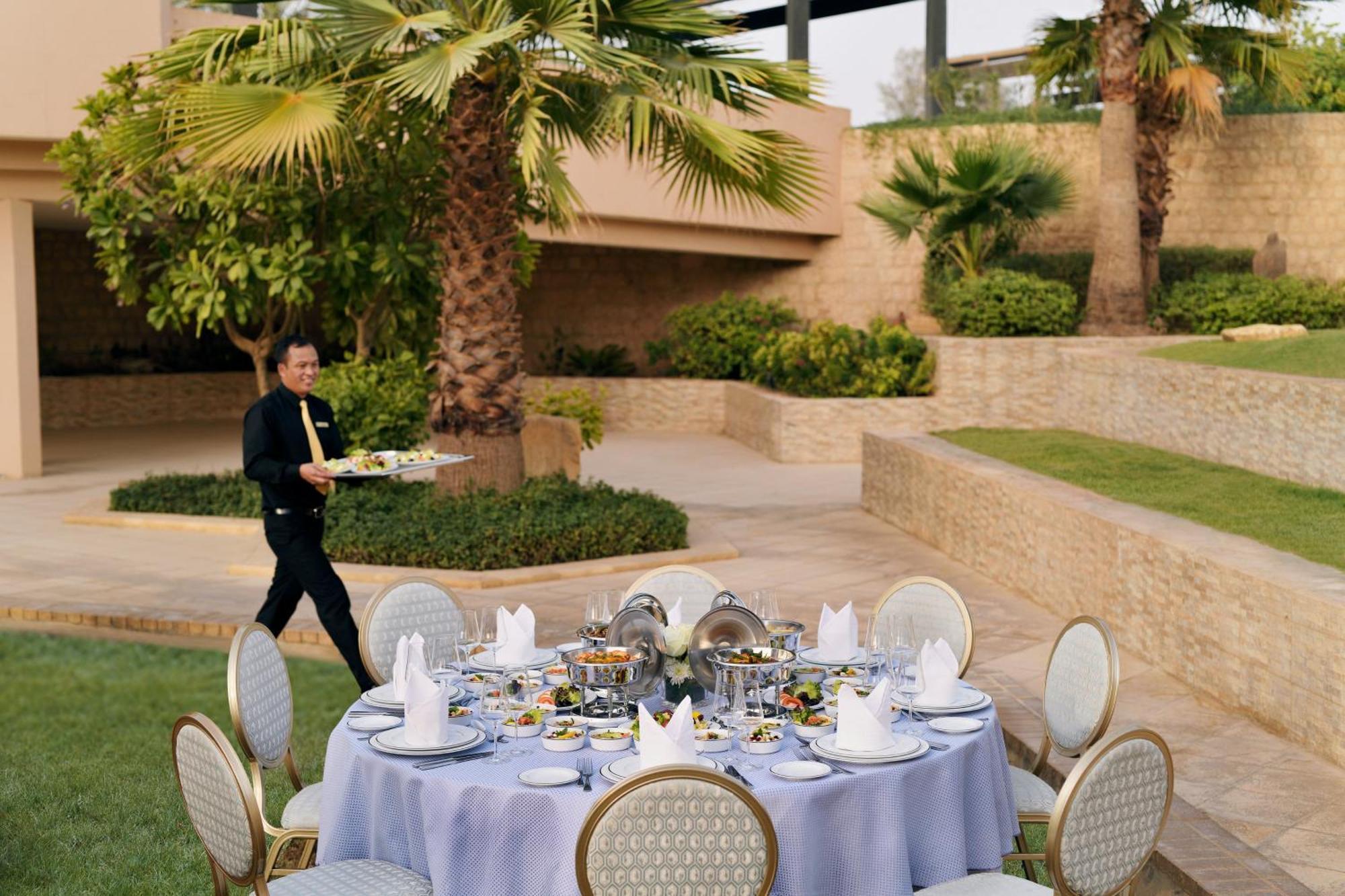 Intercontinental Riyadh By Ihg Экстерьер фото A butler at the Jumeirah Atlantis Hotel in Dubai