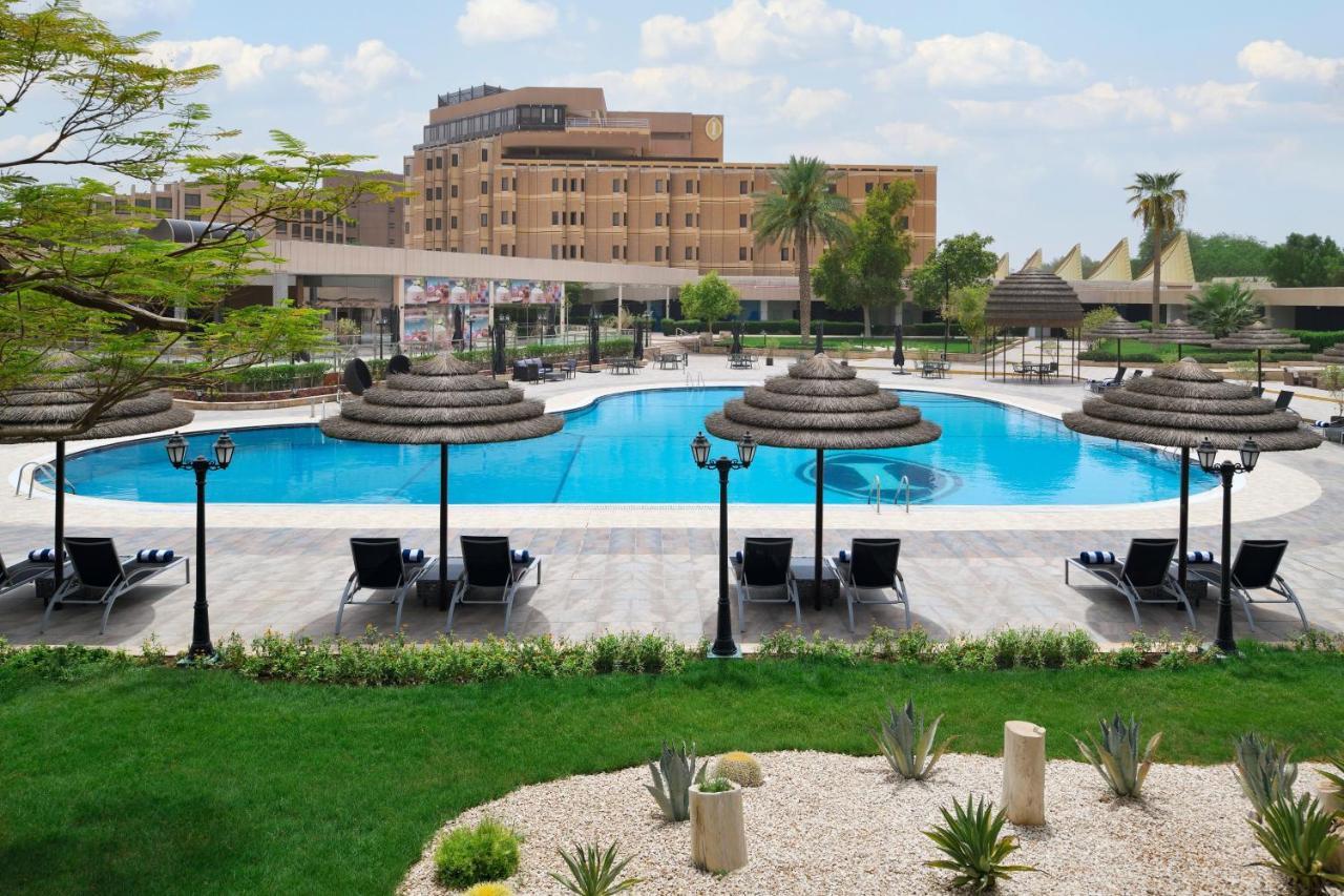 Intercontinental Riyadh By Ihg Экстерьер фото The pool at the hotel