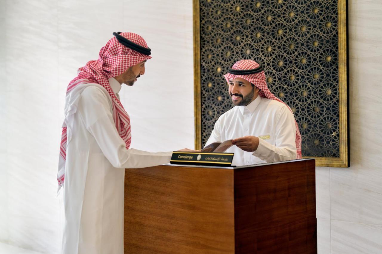 Intercontinental Riyadh By Ihg Экстерьер фото Saudi Arabian men wearing the traditional dishdasha