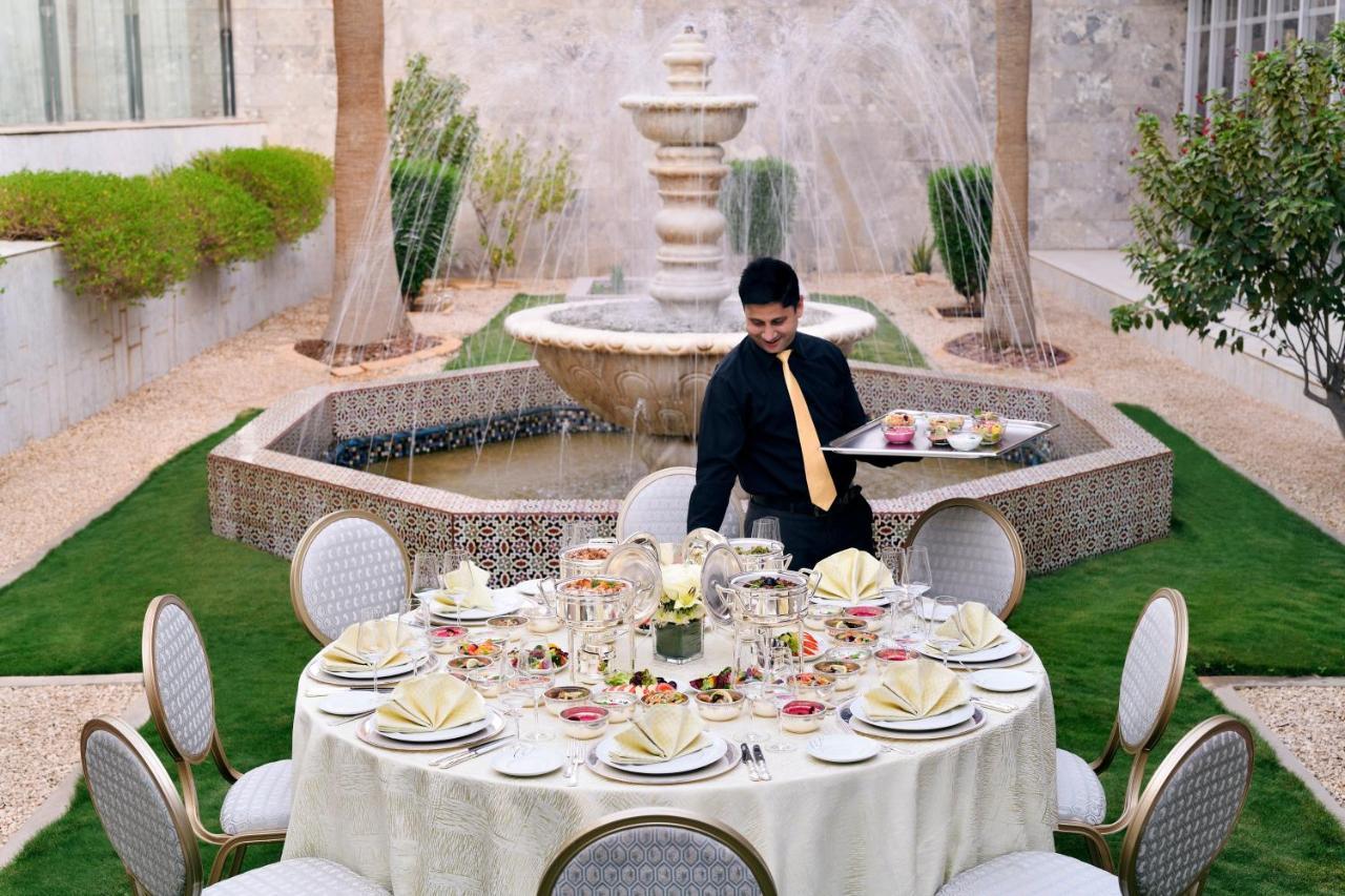 Intercontinental Riyadh By Ihg Экстерьер фото A butler at the Four Seasons Hotel in Cairo, Egypt