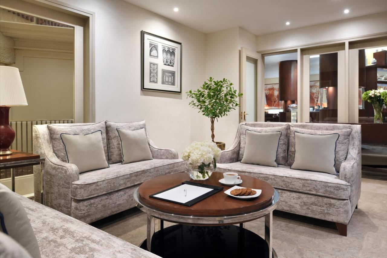 Intercontinental Riyadh By Ihg Экстерьер фото The living room of a suite at The Dorchester