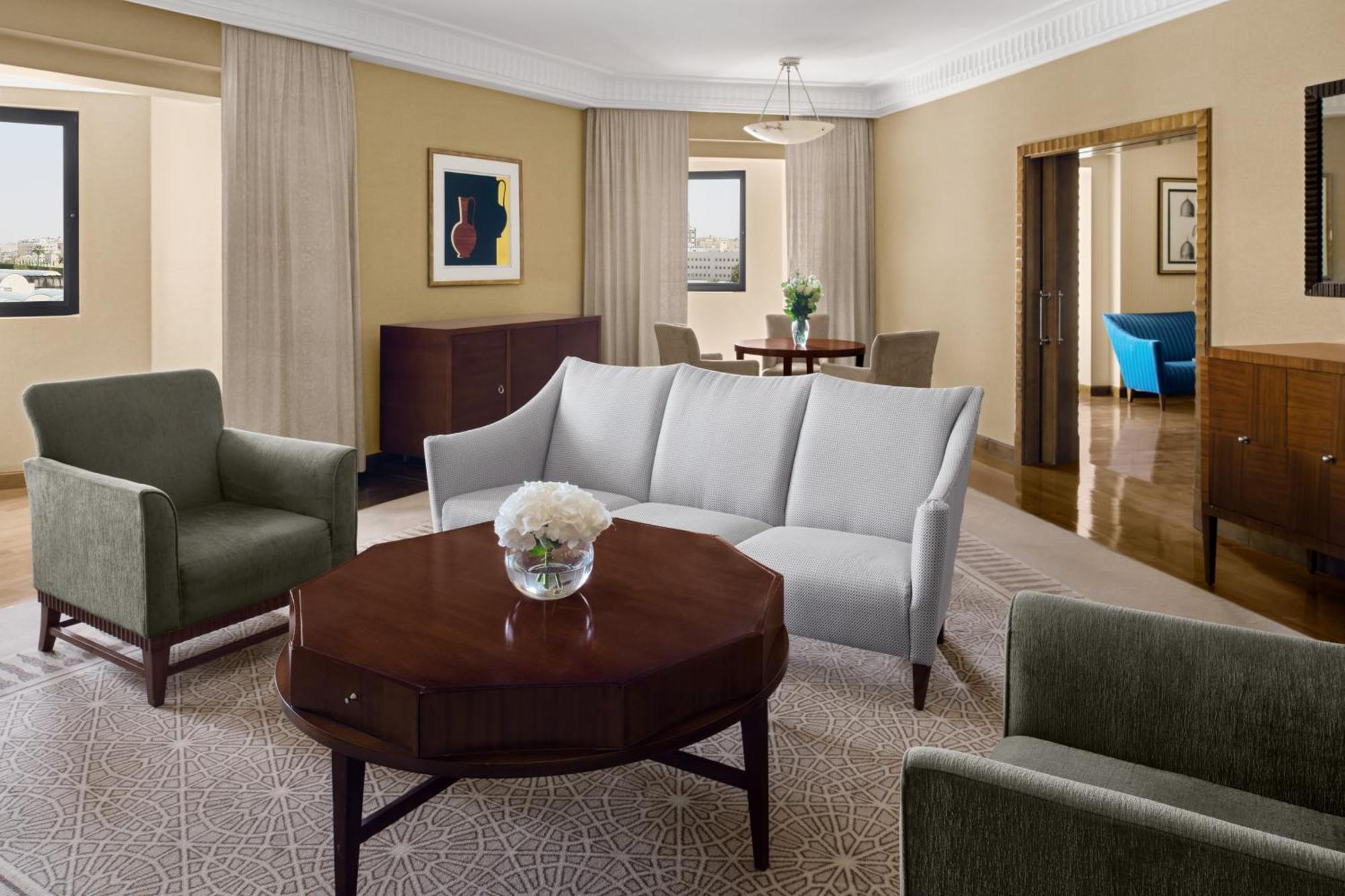 Intercontinental Riyadh By Ihg Экстерьер фото A living room in a suite at the Hilton San Francisco