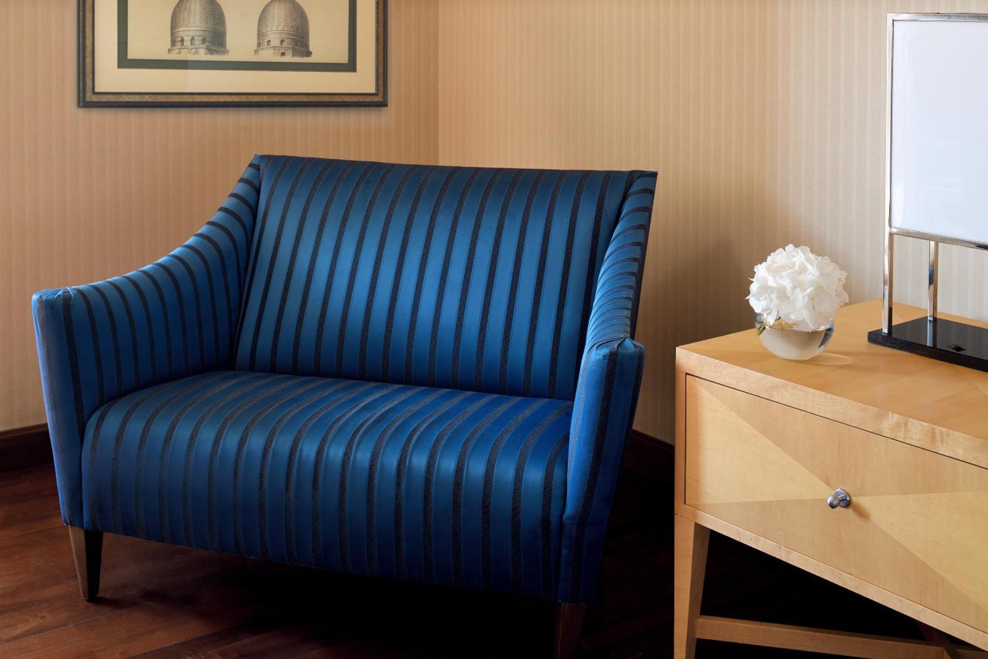 Intercontinental Riyadh By Ihg Экстерьер фото A chair